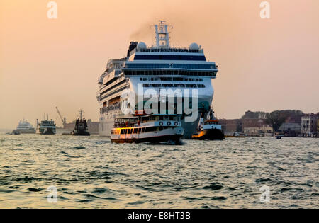 Norwegian Jade betriebenen ein Kreuzfahrtschiffes Norwegian Cruise Line oder NCL auf den Canale della Giudecca in Venedig Norditalien Stockfoto