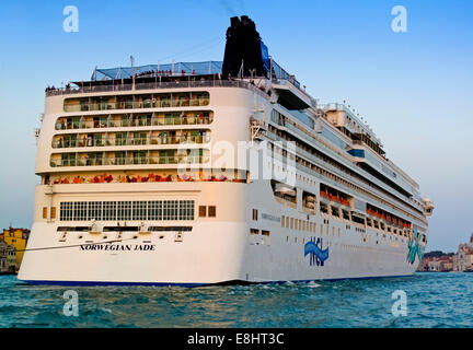 Norwegian Jade betriebenen ein Kreuzfahrtschiffes Norwegian Cruise Line oder NCL auf den Canale della Giudecca in Venedig Norditalien Stockfoto