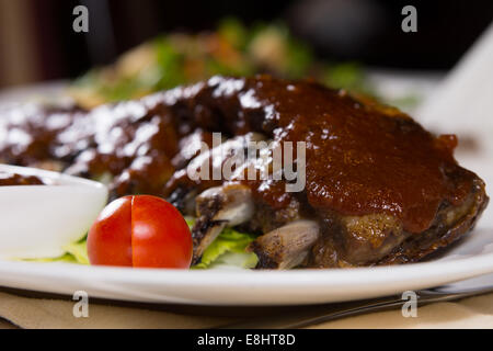 Nahaufnahme von Schweinerippchen auf Platte garniert Stockfoto
