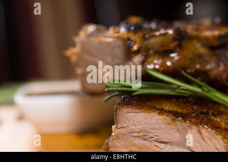 Nahaufnahme Mund wässern gekocht saftig Teller mit Kraut, perfekt für Dip-Sauce auf Seite. Stockfoto