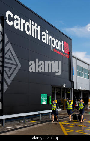 Cabin Crew Airside am Cardiff Airport. Stockfoto