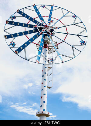 Wilson, North Carolina, USA. 8. Oktober 2014. Eines der ersten vollständig restaurierte Whirligigs Künstlers Vollis Simpson jetzt auf und drehen im Wind Whirligig Park. Herr Simpson, der 2013 im Alter von 94 Jahren starb, machte Resultate von Whirligig Skulpturen über seiner Lebenszeit, 31 davon wird schließlich restauriert und im Park in der historischen Innenstadt von Wiilson installiert. © Brian Cahn/ZUMA Draht/Alamy Live-Nachrichten Stockfoto