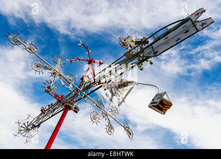 Wilson, North Carolina, USA. 8. Oktober 2014. Detail eines der fünf Whirligigs des Künstlers Vollis Simpson jetzt auf und drehen im Wind Whirligig Park. Herr Simpson, der 2013 im Alter von 94 Jahren starb, machte Resultate von Whirligig Skulpturen über seiner Lebenszeit, 31 davon wird schließlich restauriert und im Park in der historischen Innenstadt von Wiilson installiert. © Brian Cahn/ZUMA Draht/Alamy Live-Nachrichten Stockfoto