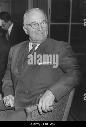 Harry 26. Dezember 1972. TRUMAN (8. Mai 1884 - 26. Dezember 1972) war der 33. Präsident der Vereinigten Staaten (1945-1953). Truman wurde Präsident der Vereinigten Staaten mit dem Tod von F. D. Roosevelt am 12. April 1945. Während seiner fast acht Jahre im Amt konfrontiert Truman enorme Herausforderungen in ausländischen und inländischen Angelegenheiten. Bild: 18. Juni 1956 - London, England, Vereinigtes Königreich - US-Präsident HARRY S. TRUMAN auf einer Pressekonferenz im Savoy Hotel in London. © KEYSTONE Bilder/ZUMA Wire/ZUMAPRESS.com/Alamy Live-Nachrichten Stockfoto