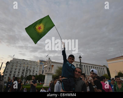 Ein kleiner Junge hält eine große kurdische Fahne hoch in die Luft. Kurden, die in Griechenland Leben organisiert eine Demonstration in Athen zeigen ihre Solidarität mit ihren Brüdern im Norden des Irak, die von ISIS Militanten angegriffen sind. © George Panagakis/Pacific Press/Alamy Live-Nachrichten Stockfoto