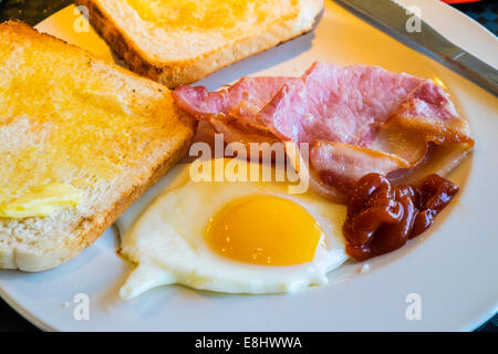 Speck, Spiegelei und Toast mit Tomatenketchup Stockfoto