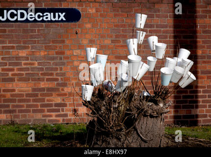 Wurf Bush in Manchester, UK, geschmückt mit Polystyrol weiß Tassen, eine improvisierte Kunst Dekoration an sprießende Baumstamm. Stockfoto