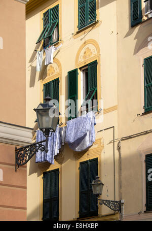 Waschen, Trocknen auf Linien hing aus dem Gebäude in Sestri Levante, Ligurien, Italien Stockfoto