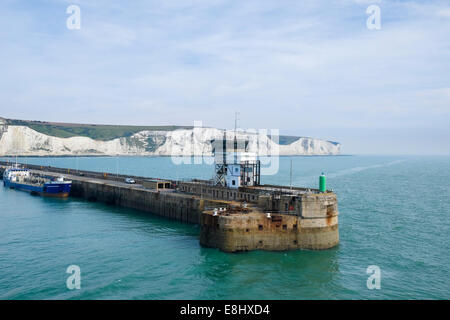 Hafen von Dover Kontrollturm auf der Hafen-Mole mit weißen Klippen hinter, Dover, England, UK Stockfoto