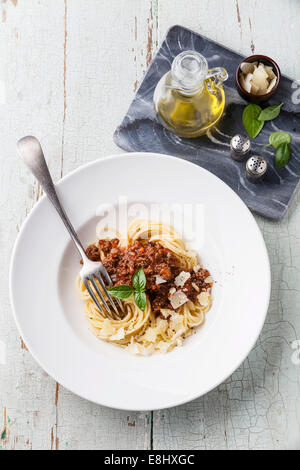 Spaghetti Bolognese auf blauem Hintergrund aus Holz Stockfoto