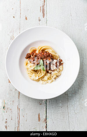 Spaghetti Bolognese auf blauem Hintergrund aus Holz Stockfoto