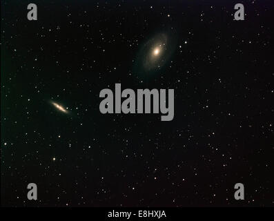 Das Bild erfasst weit entfernte Galaxien, die hell am Nachthimmel leuchten. Diese Galaxien, die von fortschrittlichen Teleskopen beobachtet werden, geben wertvolle Einblicke in die Struktur und Entwicklung des Universums. Stockfoto