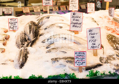 Wild gefangenen Fisch auf dem Display auf die Welt berühmte Pike Place Fish Market stehen Public Market Center, Seattle, Washington, USA Stockfoto