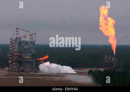 Eine j-2 X Netzteil Baugruppe brennt hell bei einem heißen Feuer Test 27 November bei der NASA Stennis Space Center in Mississippi. Ingenieur Stockfoto