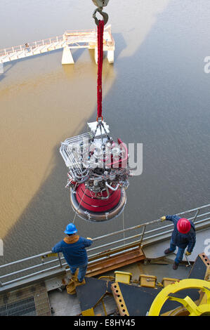 Testingenieure hissen den j-2 X Motor zum Einbau in die a-2-Prüfstand am Stennis Space Center in Mississippi. Stockfoto