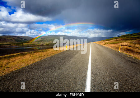 Straße durch Westfjorde Islands bei Regen Stockfoto