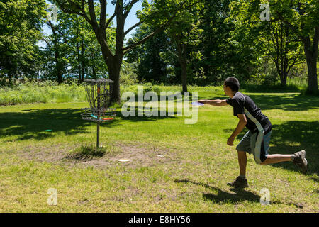 Mann spielt Disk Golf, Toronto Island Park, Toronto, Ontario, Kanada. Stockfoto