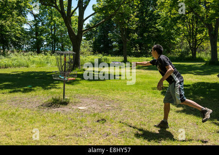 Jungs spielen Disk Golf, Toronto Island Park, Toronto, Ontario, Kanada. Stockfoto