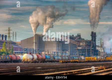 Dampf steigt aus den Schornsteinen der Arcelo Mittal steel Mühle im Bereich Wohnungen von Cleveland, Ohio. Stockfoto