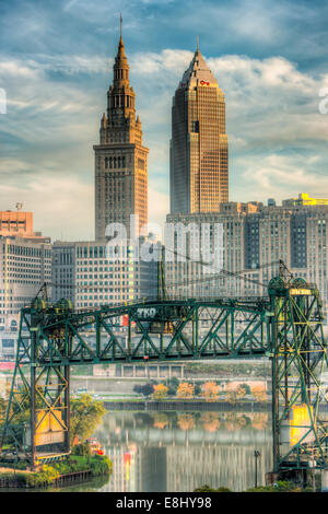 Das Terminal Tower und Key Tower, beleuchtet vom Licht des frühen Morgens, dominieren die Skyline von Cleveland, Ohio. Stockfoto