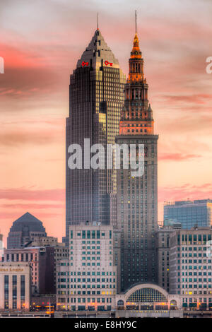 Terminal Tower und Key Tower dominieren die Skyline von Cleveland, Ohio unter einem bunten Himmel kurz vor Sonnenaufgang. Stockfoto