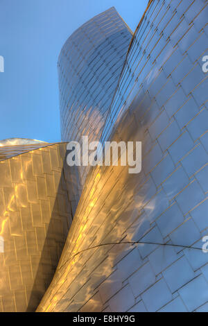 Am frühen Morgen Licht sich in der Fassade von Frank Gehry spiegelt entwarf Peter B. Lewis Gebäude in Cleveland, Ohio. Stockfoto