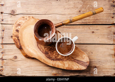 Kaffee in der Kanne auf hölzernen Hintergrund Stockfoto