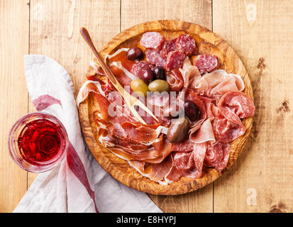 Kalte Fleischplatte Oliven Holz und Wein Stockfoto