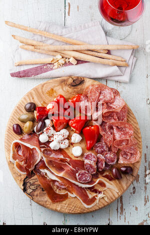 Kalte Fleischplatte und Grissini Brot Sticks auf hölzernen Hintergrund Stockfoto