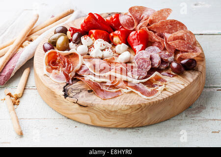 Kalte Fleischplatte und Grissini Brot Sticks auf hölzernen Hintergrund Stockfoto