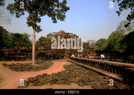 Damm führt zu Osteingang des Ta Keo Tempel, Angkor Wat, Kambodscha Stockfoto