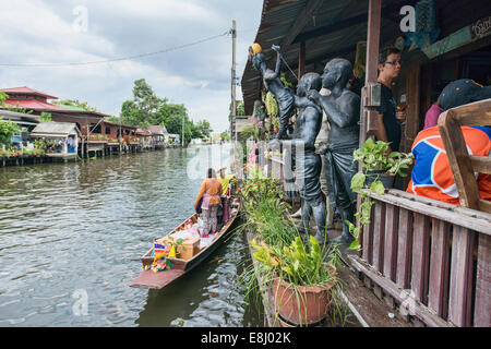 schwimmende Markt Anbieter am Klong Bang Luang Kanal in Bangkok, Thailand Stockfoto