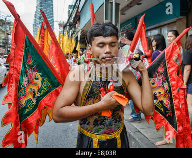 Selbst bei Frauen: vegetarische Festival Anhänger in Bangkok, Thailand Stockfoto