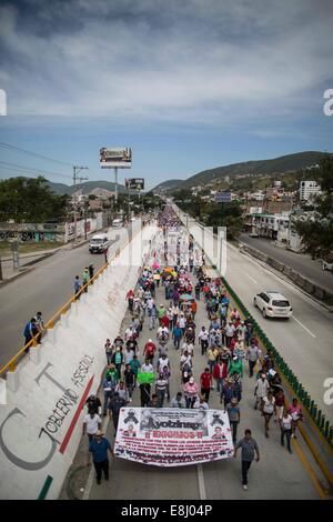 Chilpancingo, Mexiko. 8. Oktober 2014. Demonstranten nehmen Teil an einer Demonstration für die vermissten Studenten der "Raul Isidro Burgos" ländliche Normal der Ayotzinapa, Guerrero, statt in der Stadt Chilpancingo, Hauptstadt des Bundesstaates Guerrero, Südmexiko. Das Staatsoberhaupt der Republik Attorney General Jesus Murillo Karam ist in Iguala, Guerrero, als verantwortlich für die Untersuchung und Aufklärung des Verschwindens von 43 Schüler der ländlichen Normal der Ayotzinapa. Bildnachweis: Xinhua/Alamy Live-Nachrichten Stockfoto