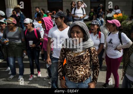 Chilpancingo, Mexiko. 8. Oktober 2014. Demonstranten rufen Parolen während eines Marsches für die vermissten Studenten der "Raul Isidro Burgos" ländliche Normal der Ayotzinapa, Guerrero, in der Stadt Chilpancingo, Hauptstadt des Bundesstaates Guerrero, Südmexiko statt. Das Staatsoberhaupt der Republik Attorney General Jesus Murillo Karam ist in Iguala, Guerrero, als verantwortlich für die Untersuchung und Aufklärung des Verschwindens von 43 Schüler der ländlichen Normal der Ayotzinapa. Bildnachweis: Xinhua/Alamy Live-Nachrichten Stockfoto