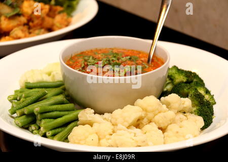 Scharfe Chilipaste (Nam Prik) mit Gemüse, thai-Küche. Stockfoto