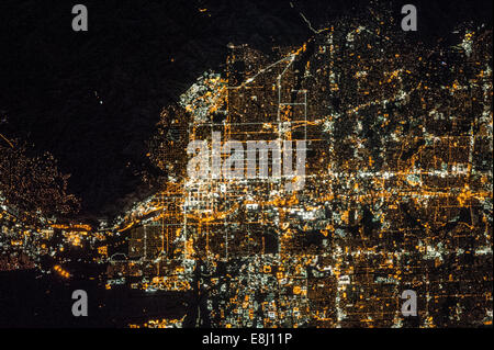 Die Metropolregion Salt Lake City, die sich am westlichen Fuß der Wasatch Range im Norden Utahs befindet, wird nachts von der Internationalen Raumstation erfasst. Dieses Bild zeigt das städtische Gebiet und die umliegenden Berge. Stockfoto