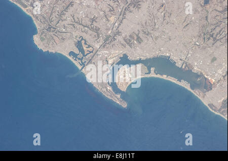 Eines der Expedition 35 Besatzungsmitglieder an Bord der Erdumlaufbahn internationale Raumstation nahm dieses vertikale Bild für mo