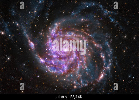 M101, die Pinwheel-Galaxie in Ursa-Major, ist eine Spiralgalaxie, die auf ihre Struktur, Sternhaufen, das interstellare Medium und die galaktische Evolution untersucht wurde und wichtige Einblicke in kosmische Phänomene liefert. Stockfoto