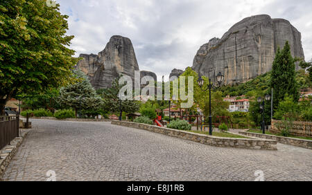 Hauptplatz der Kleinstadt Kastraki in der Nähe von Meteora-Felsen in Griechenland Stockfoto