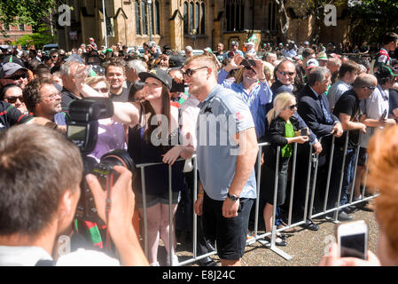 Sydney, Australien. 9. Oktober 2014. South Sydney Rabbitohs Spieler Fans grüßen und posieren für Fotos in Sydney Town Hall. Bildnachweis: MediaServicesAP/Alamy Live-Nachrichten Stockfoto