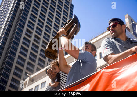 Sydney, Australien. 9. Oktober 2014. South Sydney Rabbitohs kommen mit der NRL Grand Final-Trophy in Sydney Town Hall. Bildnachweis: MediaServicesAP/Alamy Live-Nachrichten Stockfoto