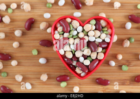 Gemischte Hülsenfrüchte Bohnen in einer Schüssel Herz. Close-up. Stockfoto