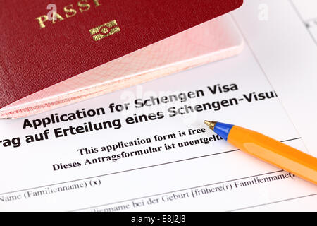 Anwendung für Schengen-Visa, Reisepass und Stift. Stockfoto