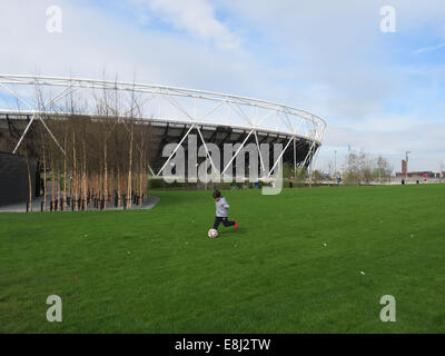 Der Olympiapark in Stratford welche spielte Gastgeber für die London 2012 Olympischen Spiele in London schließlich öffnet seine Türen für die Öffentlichkeit mit: Atmosphäre wo: London, Vereinigtes Königreich bei: 5. April 2014 Stockfoto
