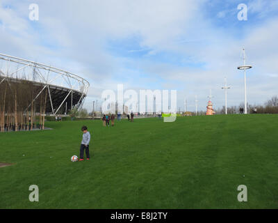Der Olympiapark in Stratford welche spielte Gastgeber für die London 2012 Olympischen Spiele in London schließlich öffnet seine Türen für die Öffentlichkeit mit: Atmosphäre wo: London, Vereinigtes Königreich bei: 5. April 2014 Stockfoto