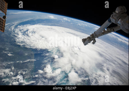 Eines der Expedition 40 Besatzungsmitglieder an Bord der Erdumlaufbahn International Space Station, einige 227 nautische Meilen über der Erde Stockfoto