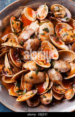 Vongole Muscheln mit Petersilie und Tomatensauce hautnah Stockfoto