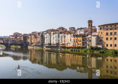 Ruderboot auf dem Fluss Arno mit Ponte Vecchio im Hintergrund, Florenz, Toskana, Italien Stockfoto