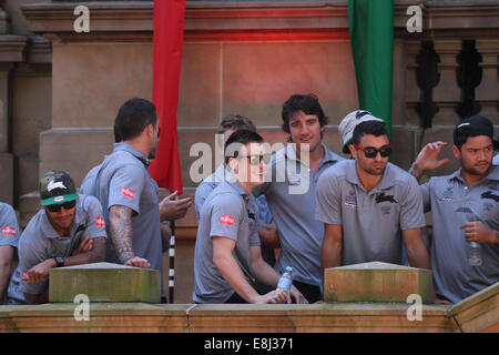 Sydney, NSW, Australien. 9. Oktober 2014. Nach dem Gewinn der NRL großartige Endrunde, South Sydney Rabbitohs die Schlüssel der Stadt Sydney durch den Oberbürgermeister in einer Feierstunde in Sydney Square beobachtet von den Fans des Rugby-Teams gegeben. Abgebildet sind South Sydney Rabbitohs Spieler. Copyright Credit: 2014 Richard Milnes/Alamy Live-Nachrichten. Stockfoto